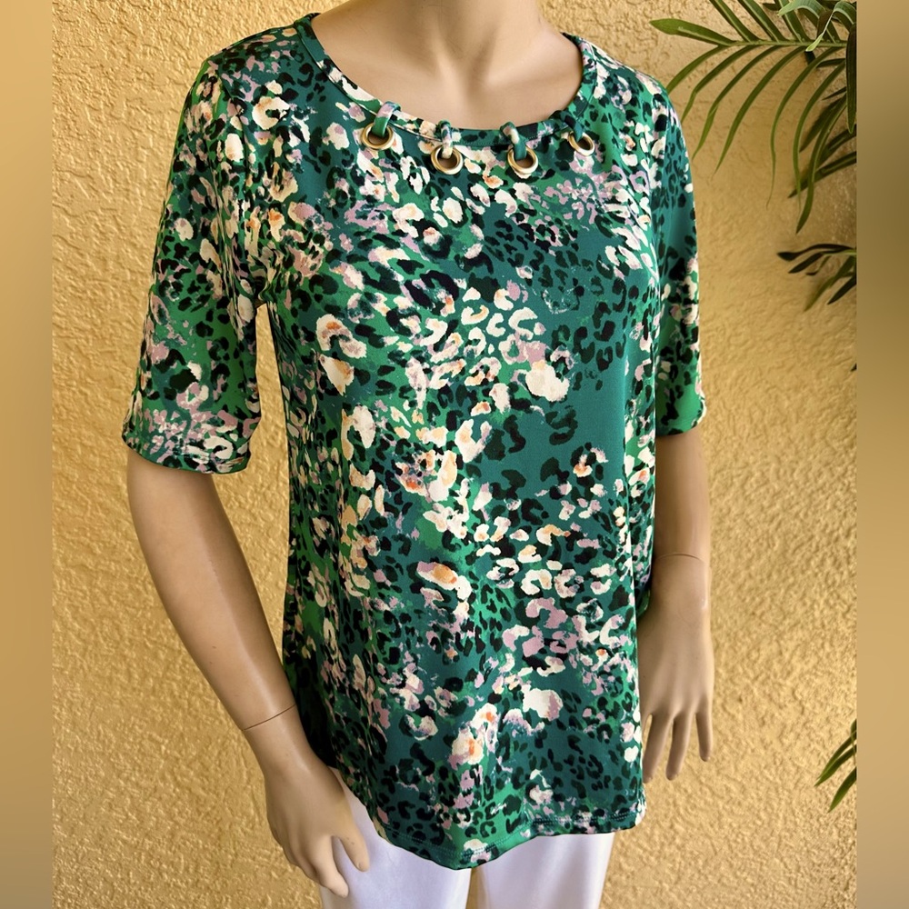 Notations design green print top with silver rivet accent - Picture 3 of 9